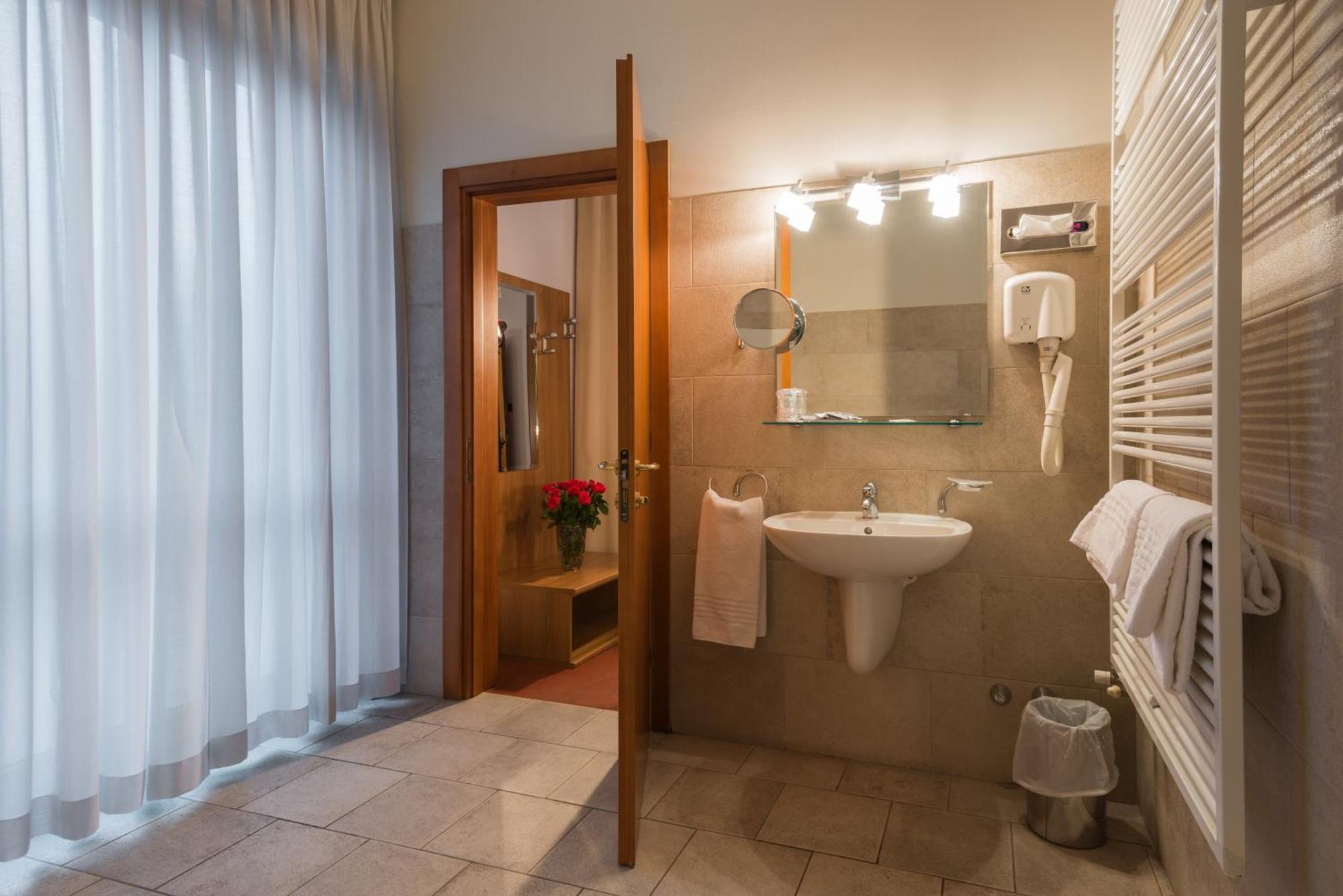 Hotel Lux Alessandria Ngoại thất bức ảnh