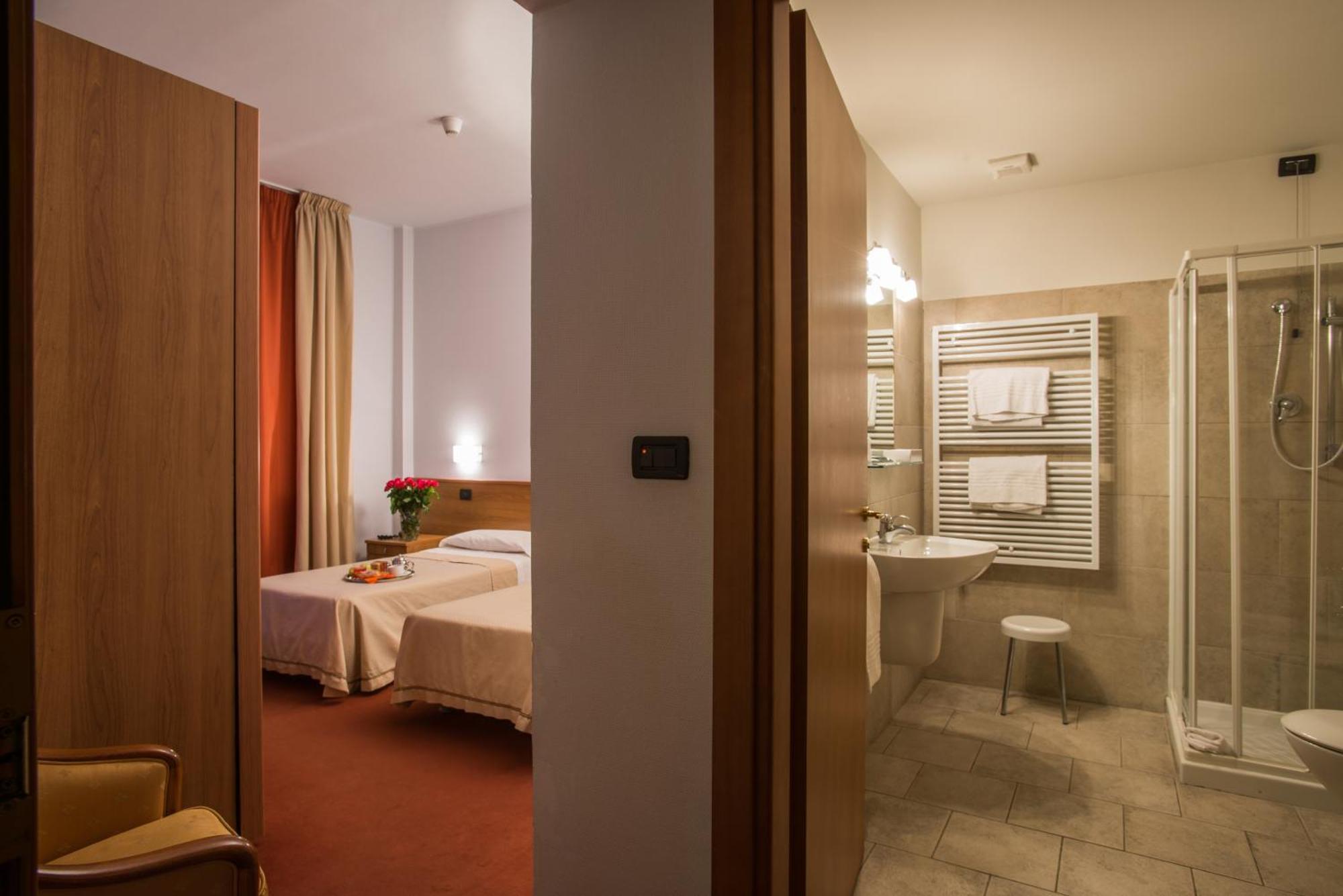 Hotel Lux Alessandria Ngoại thất bức ảnh