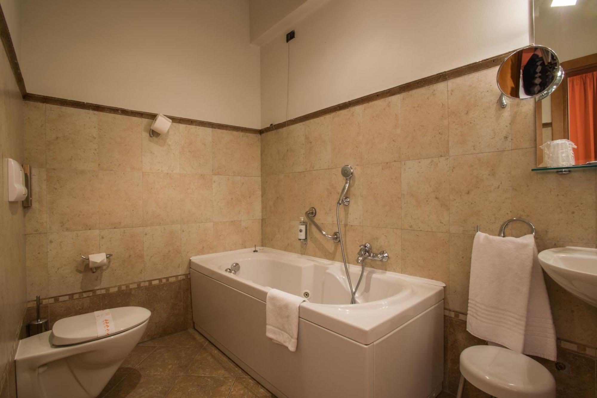 Hotel Lux Alessandria Ngoại thất bức ảnh