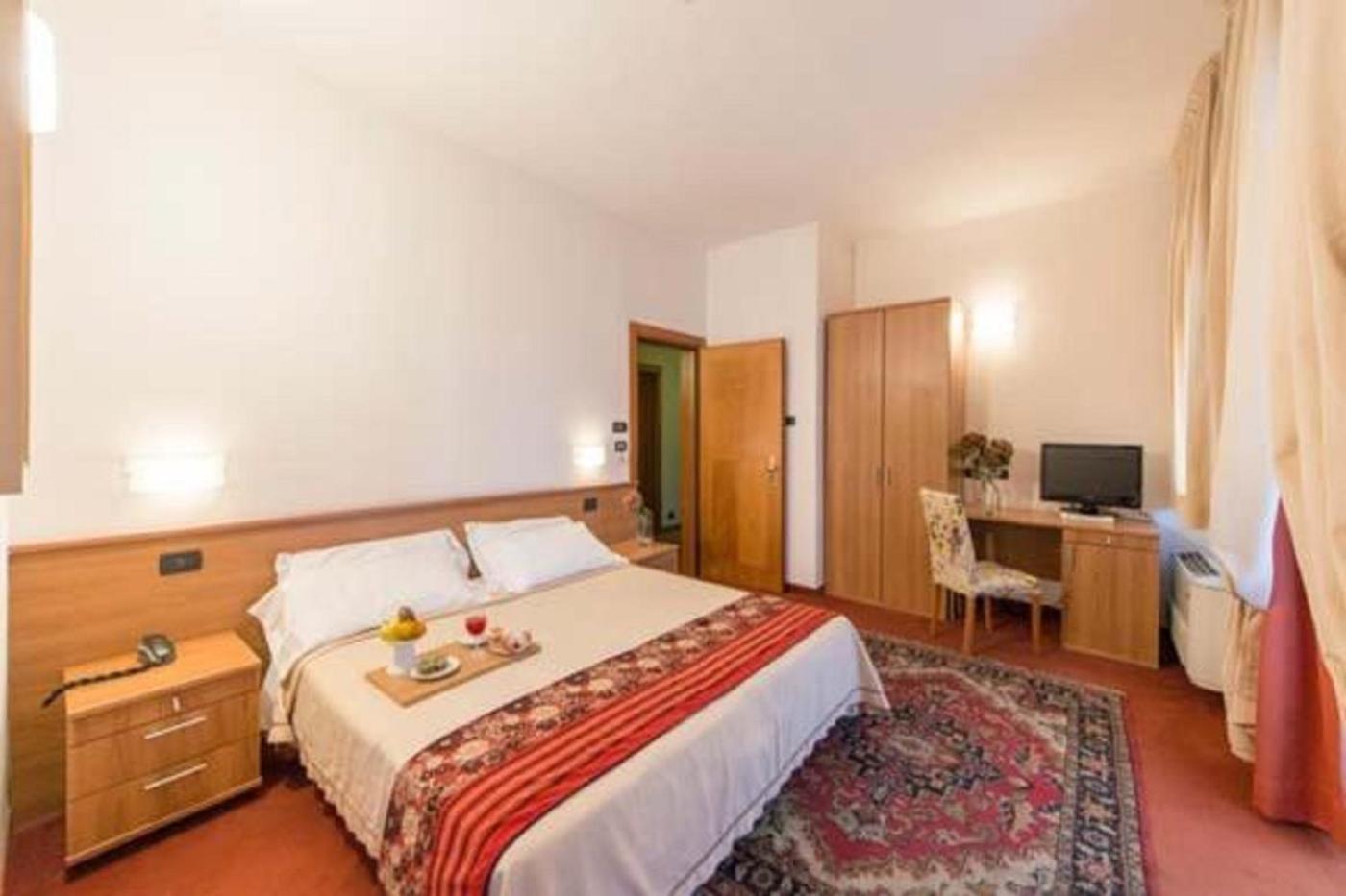 Hotel Lux Alessandria Ngoại thất bức ảnh
