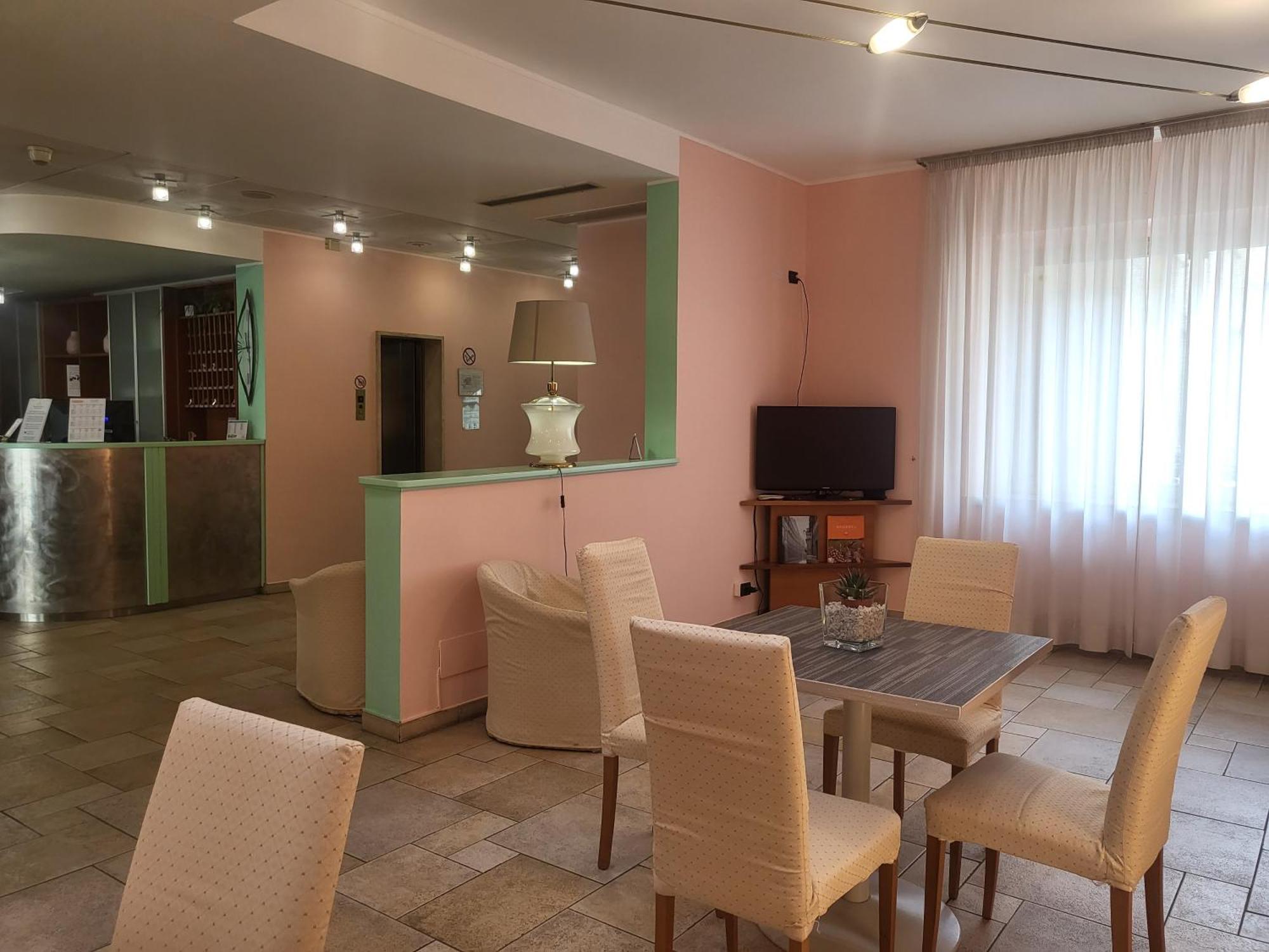 Hotel Lux Alessandria Ngoại thất bức ảnh