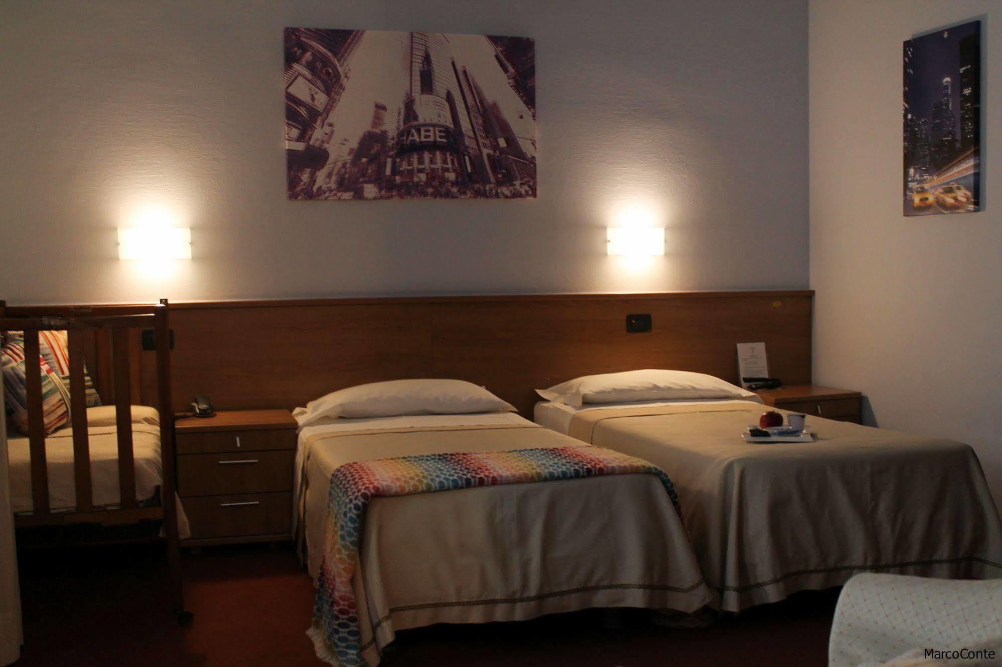 Hotel Lux Alessandria Ngoại thất bức ảnh