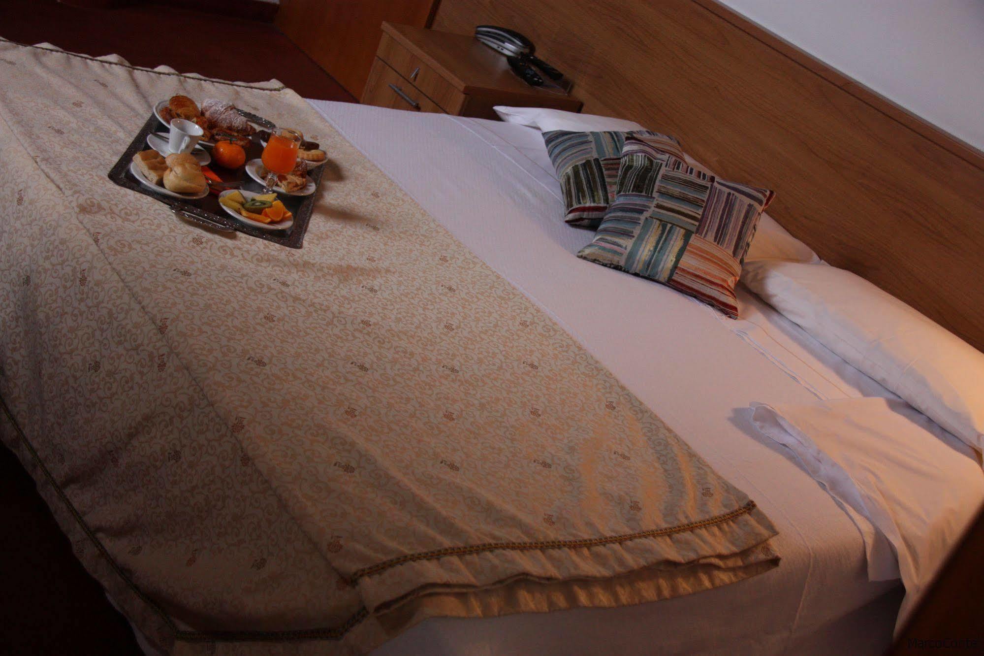 Hotel Lux Alessandria Ngoại thất bức ảnh