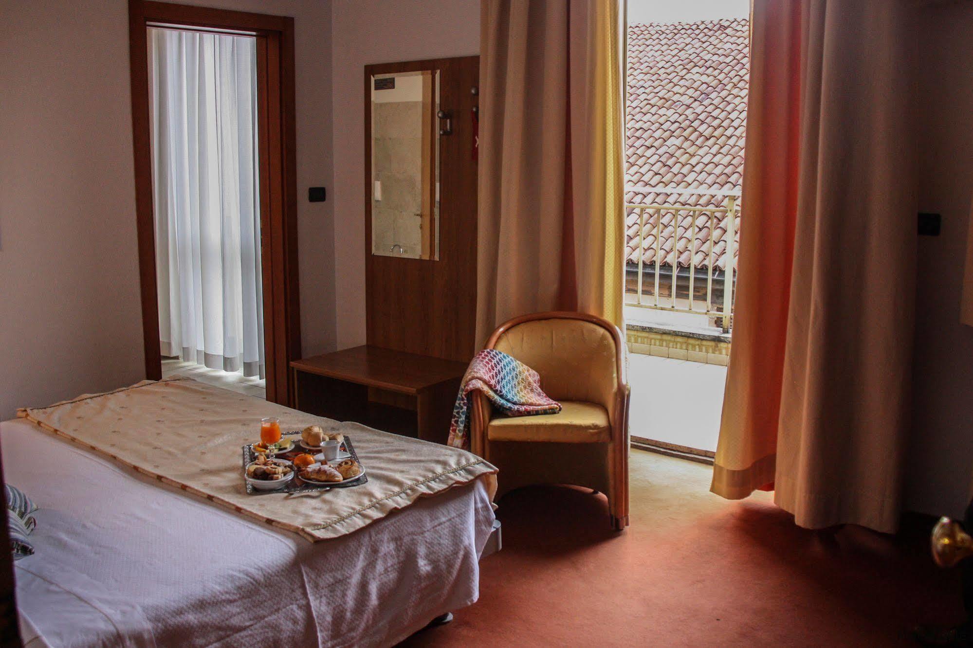 Hotel Lux Alessandria Ngoại thất bức ảnh