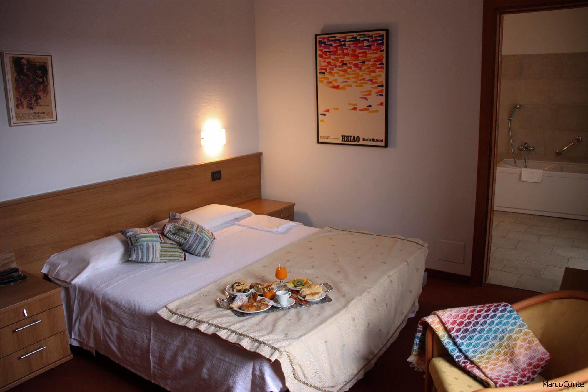 Hotel Lux Alessandria Ngoại thất bức ảnh