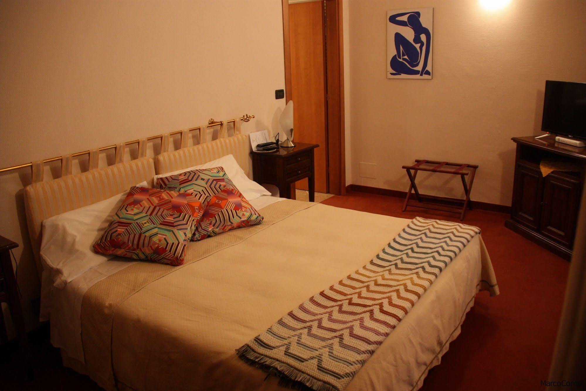 Hotel Lux Alessandria Ngoại thất bức ảnh