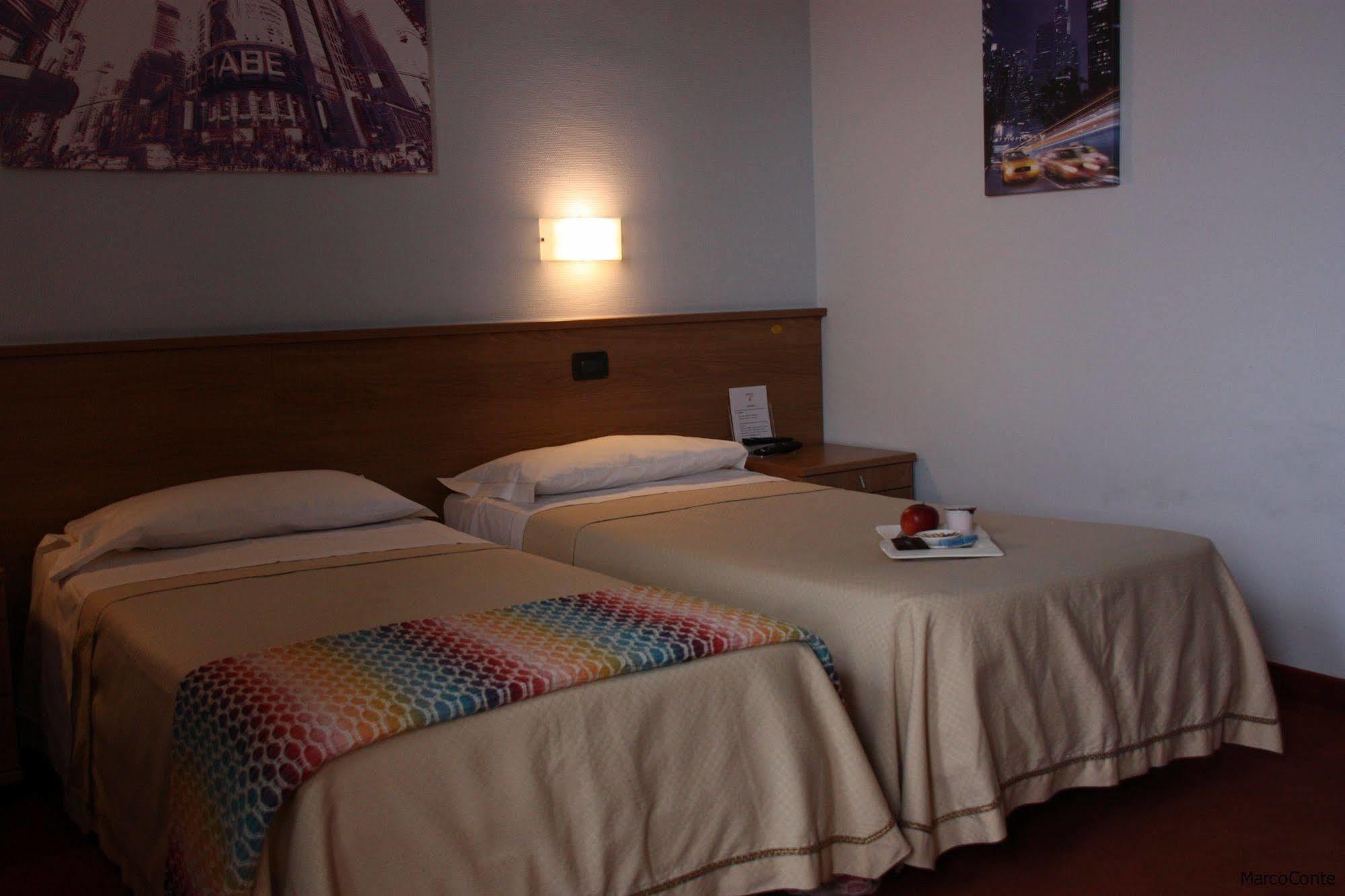 Hotel Lux Alessandria Ngoại thất bức ảnh